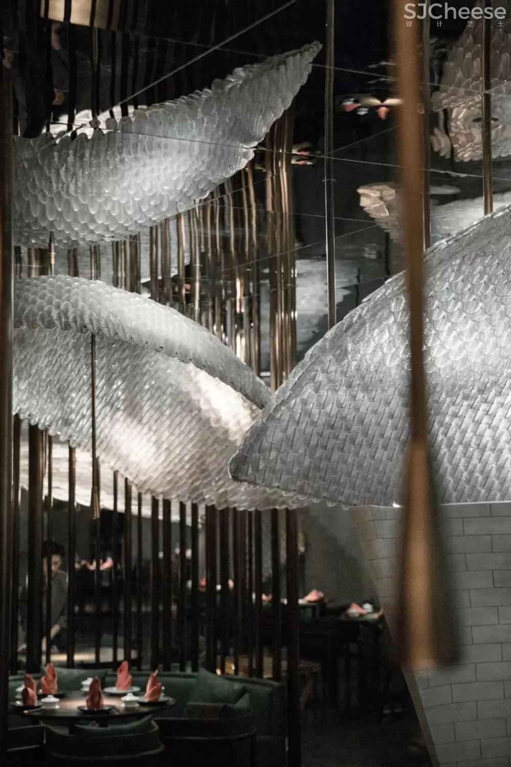 宋·川菜 | 40 万片琉璃羽毛的视觉盛宴 | RMA作品-时刻设计网