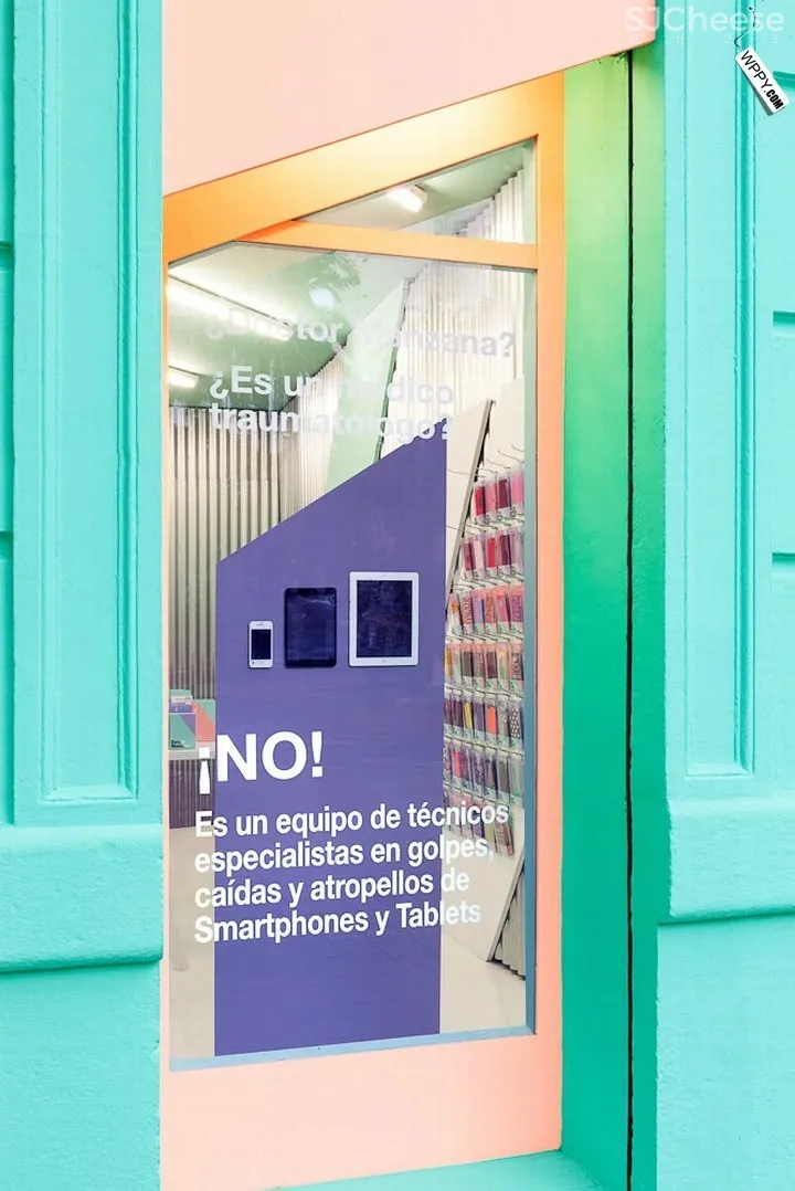 西班牙巴伦西亚的苹果配件商店-时刻设计网