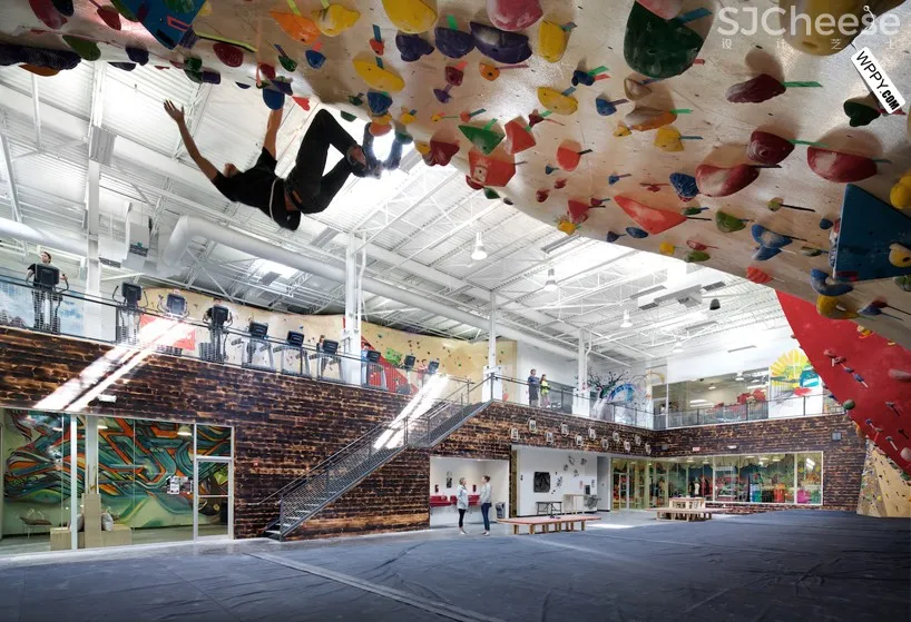 [健身馆] brooklyn boulders coworking space features towering rock climbing wall-时刻设计网