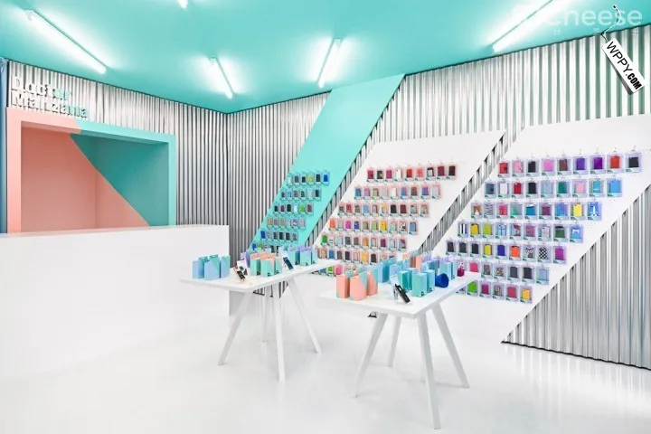 西班牙巴伦西亚的苹果配件商店-时刻设计网