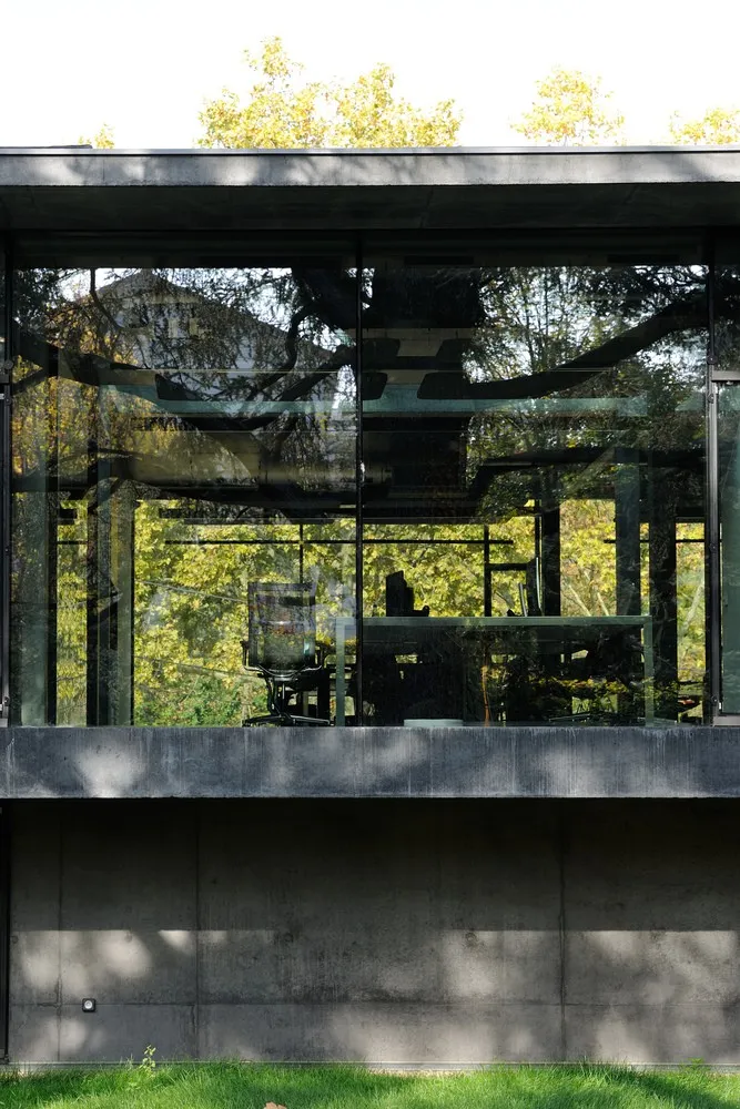 首发 | AUM Pierre Minassian：大玻璃混凝土花园办公室-时刻设计网