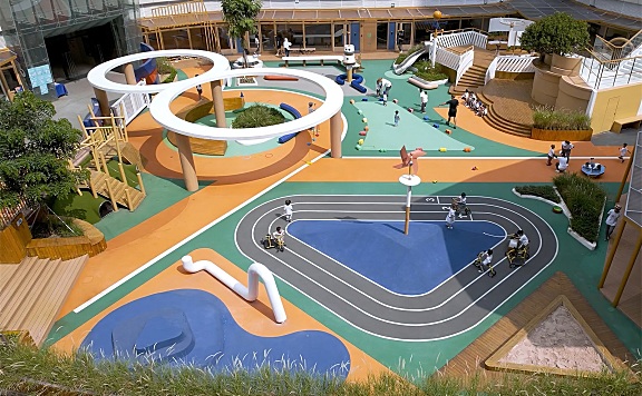 水泥都市中倡导户外教学的幼儿园, VMDPE圆道设计